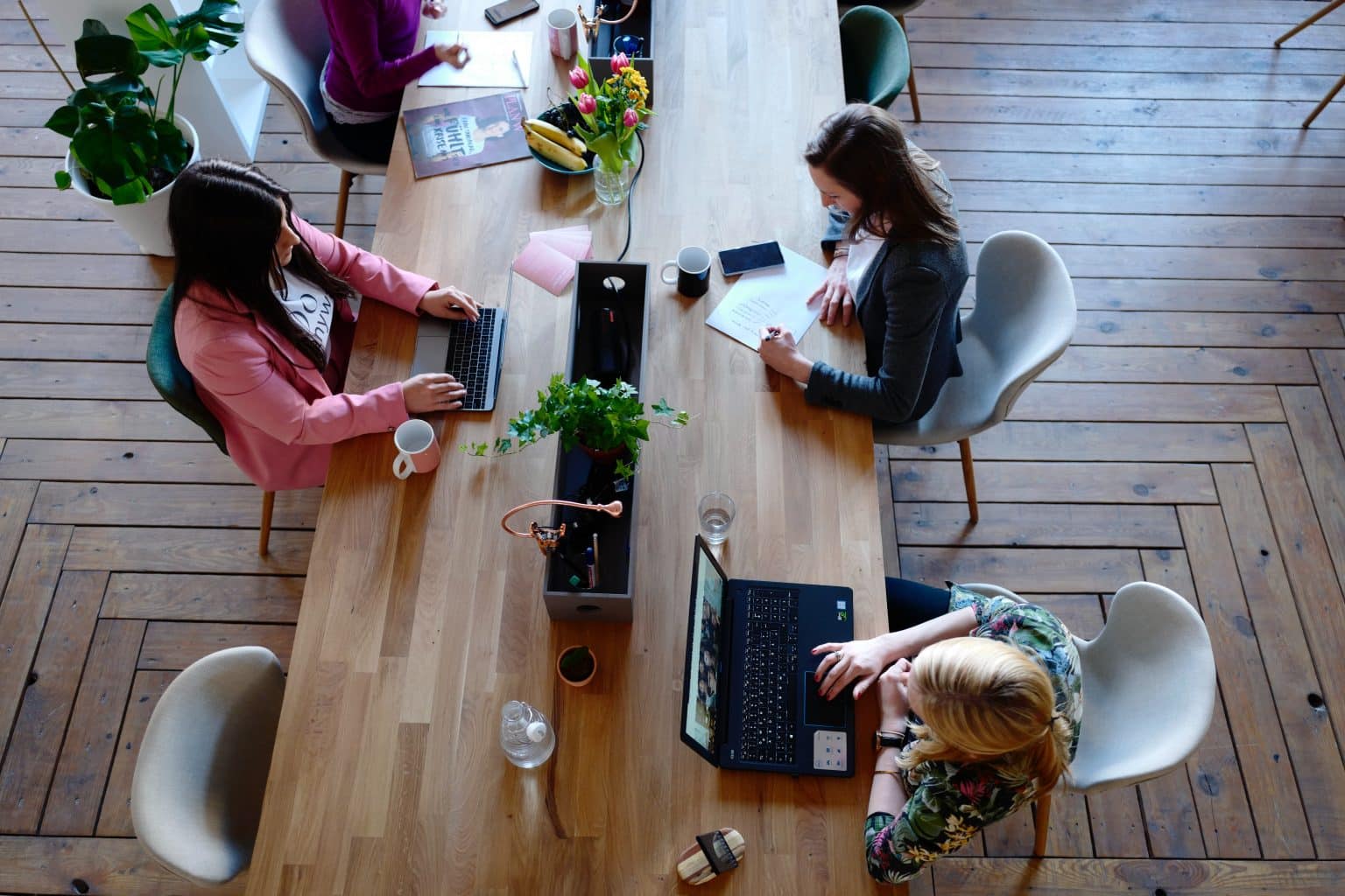 equipe de communication composée de 3 femmes travaillant ensemble sur pc