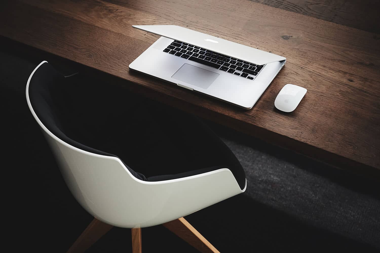 Mac et chaise sur une table en bois