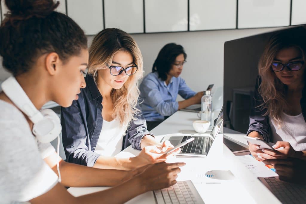 jeune femme travaillant sur la strategie de sa communication avec l'équipe de l'association