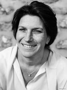 portrait en noir et blanc de florence neveux souriante